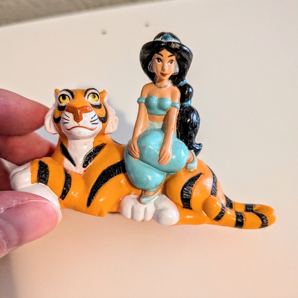 Disney Aladdin and Jasmine Figurine Collection - Picture 3 of 16